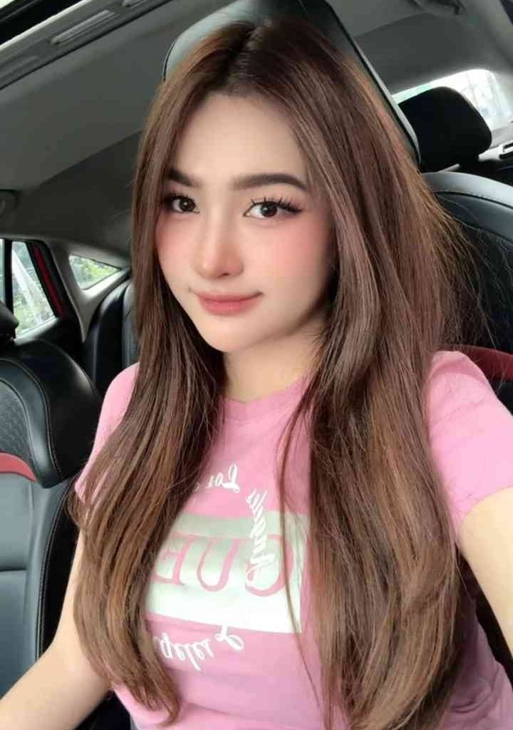 Isya, 23yo slim Malay woman in KL, wearing pink shirt